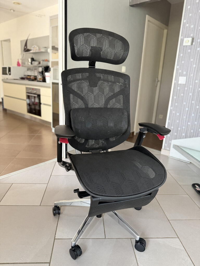 Chaise ergonomique Flexispot Apollo vue de face, photographiée chez nous
