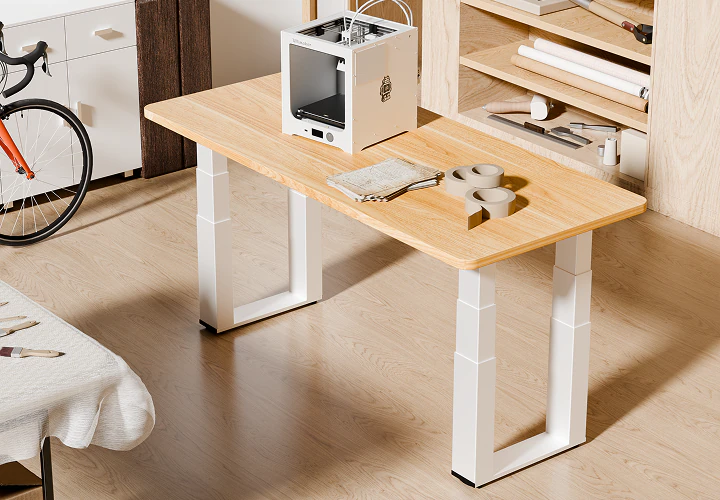 Flexispot E2Q dans un atelier créatif, plateau bois