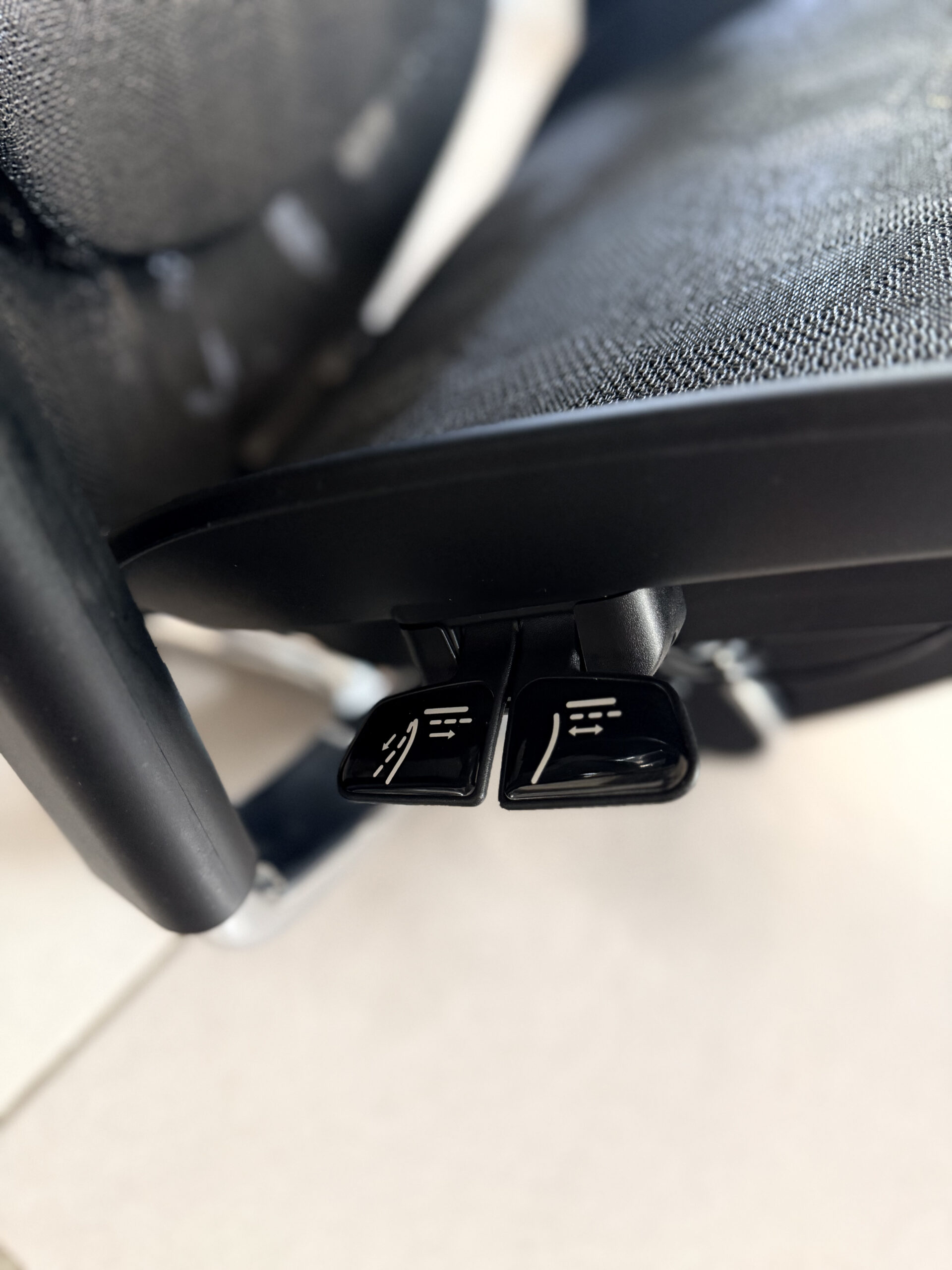 Commandes à palette sous l assise de la Flexispot Apollo