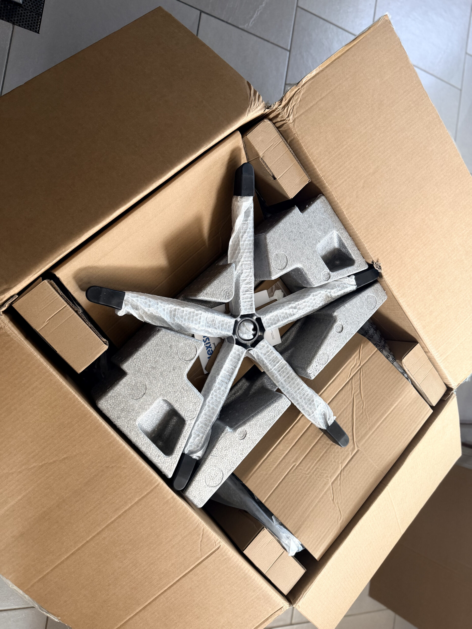 Déballage du carton Flexispot Apollo, base 5 branches protégée en mousse