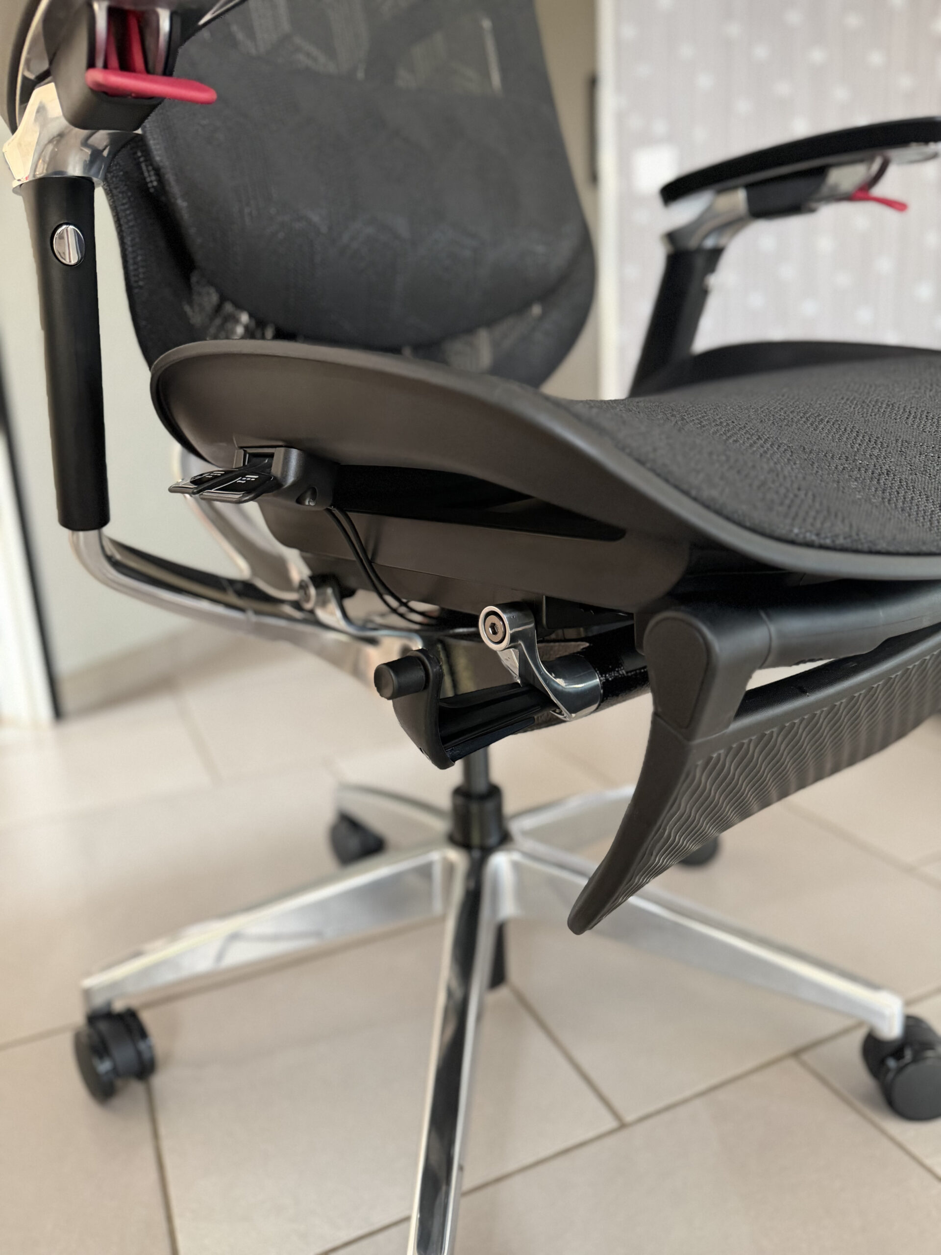 Détail du mécanisme chromé et de l accoudoir de la Flexispot Apollo