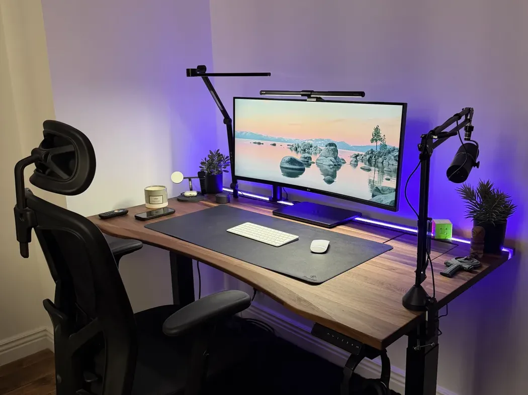 Bureau assis debout Ergohide en noyer massif à bord ergonomique, installé dans notre setup