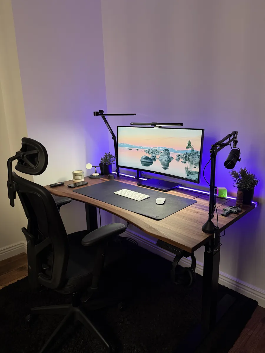 Bureau assis debout Ergohide en noyer massif avec piètement noir, écran 35 pouces et lampe LED