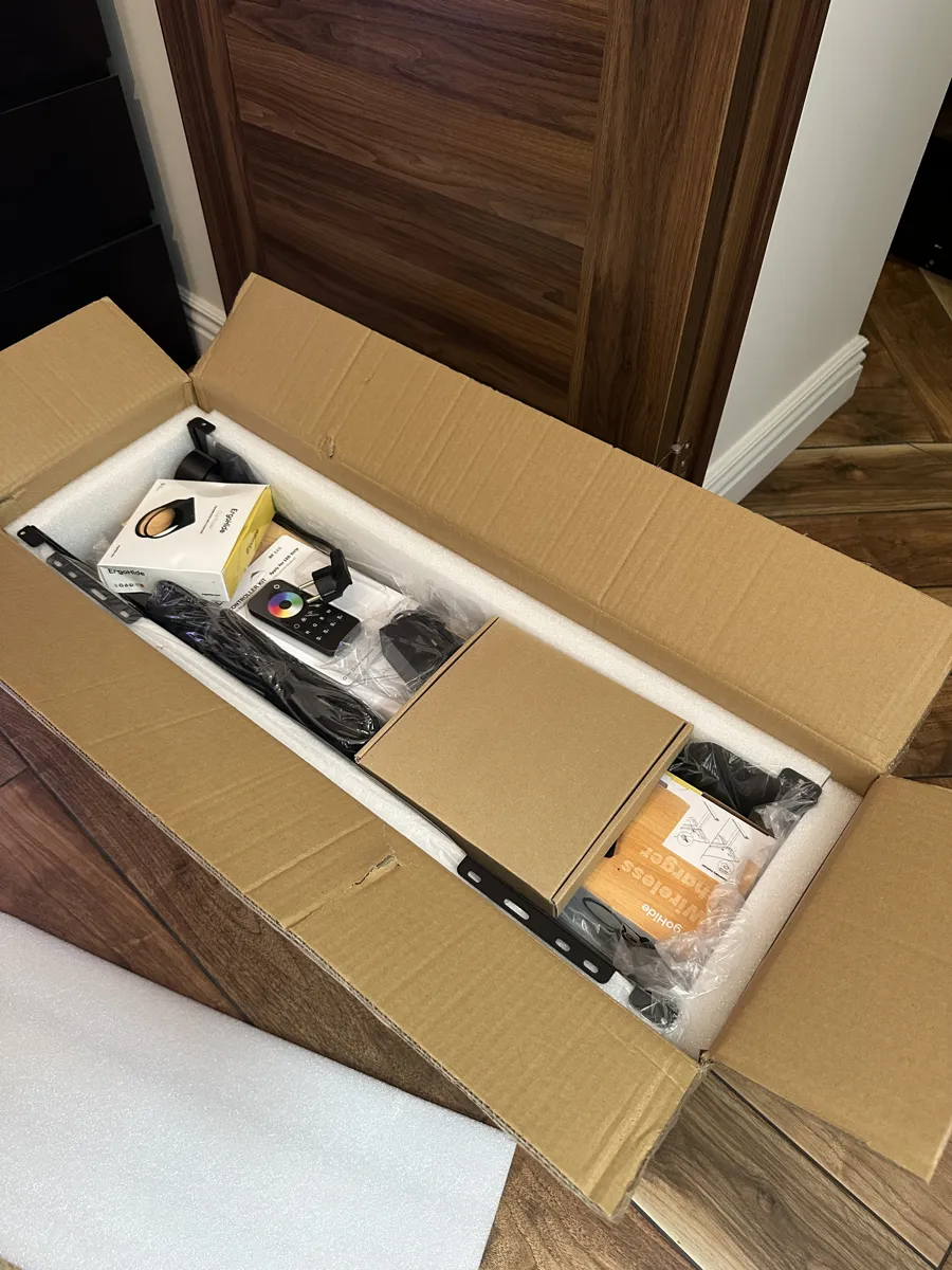 Carton des accessoires Ergohide ouvert, pièces calées dans la mousse