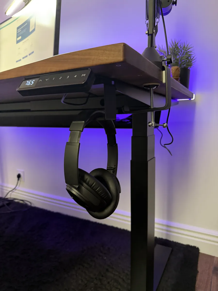 Console de commande et support de casque fixés sous le plateau du bureau Ergohide