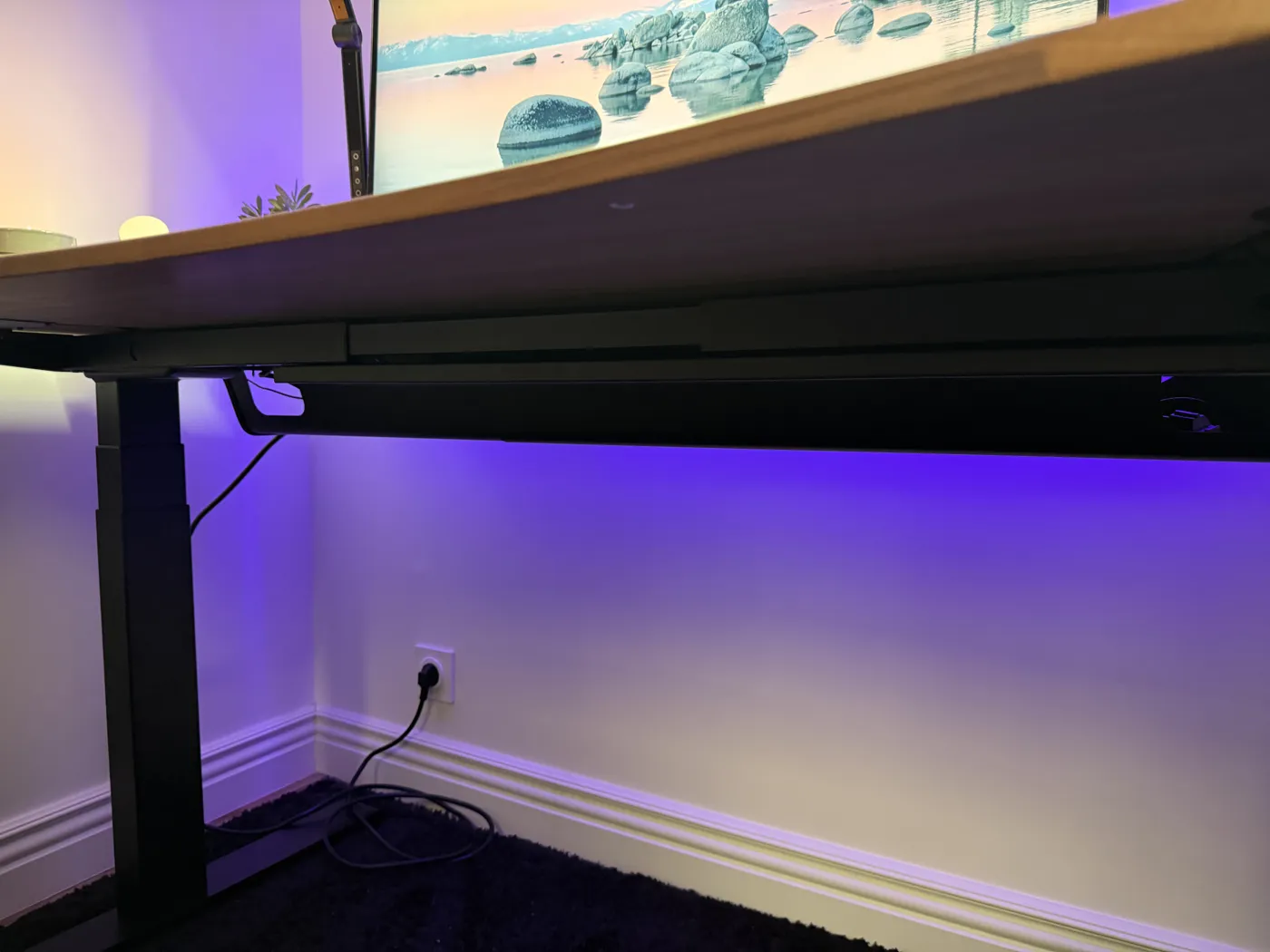 Dessous du bureau Ergohide : aucun câble visible grâce au range-câbles