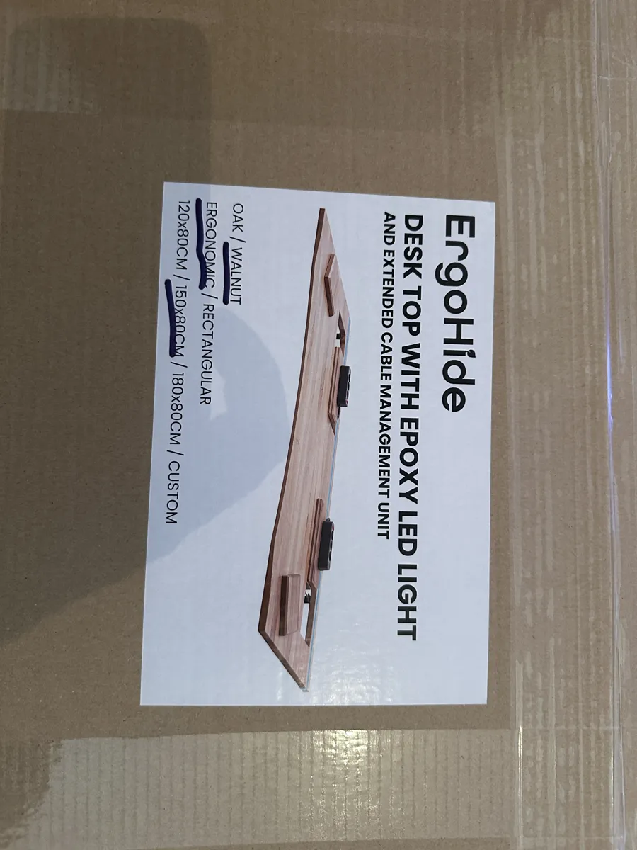 Étiquette du carton du plateau Ergohide : noyer, forme ergonomique, 150 x 80 cm