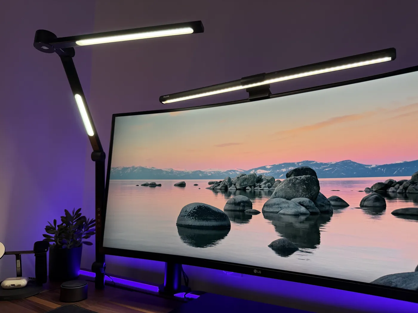 Lampe LED à bras articulé Ergohide au-dessus de l'écran