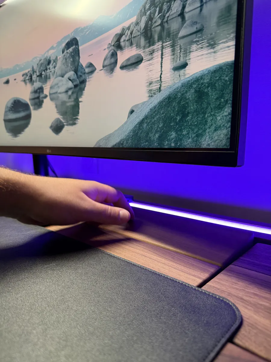 Bande LED en résine époxy intégrée dans le plateau en noyer Ergohide