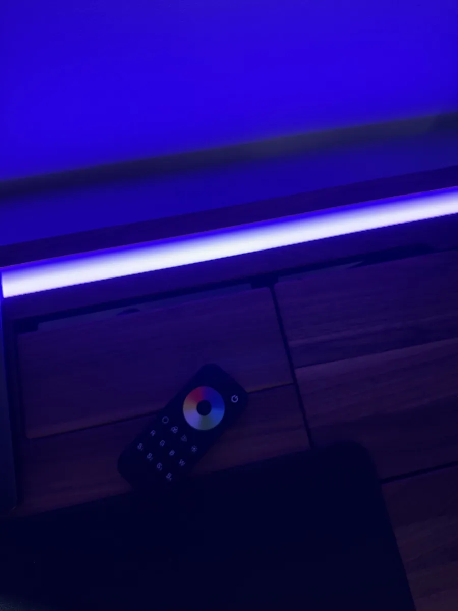 LED époxy du bureau Ergohide allumée avec sa télécommande de couleurs