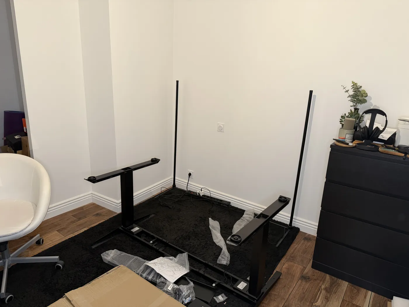 Piètement du bureau Ergohide en cours de montage
