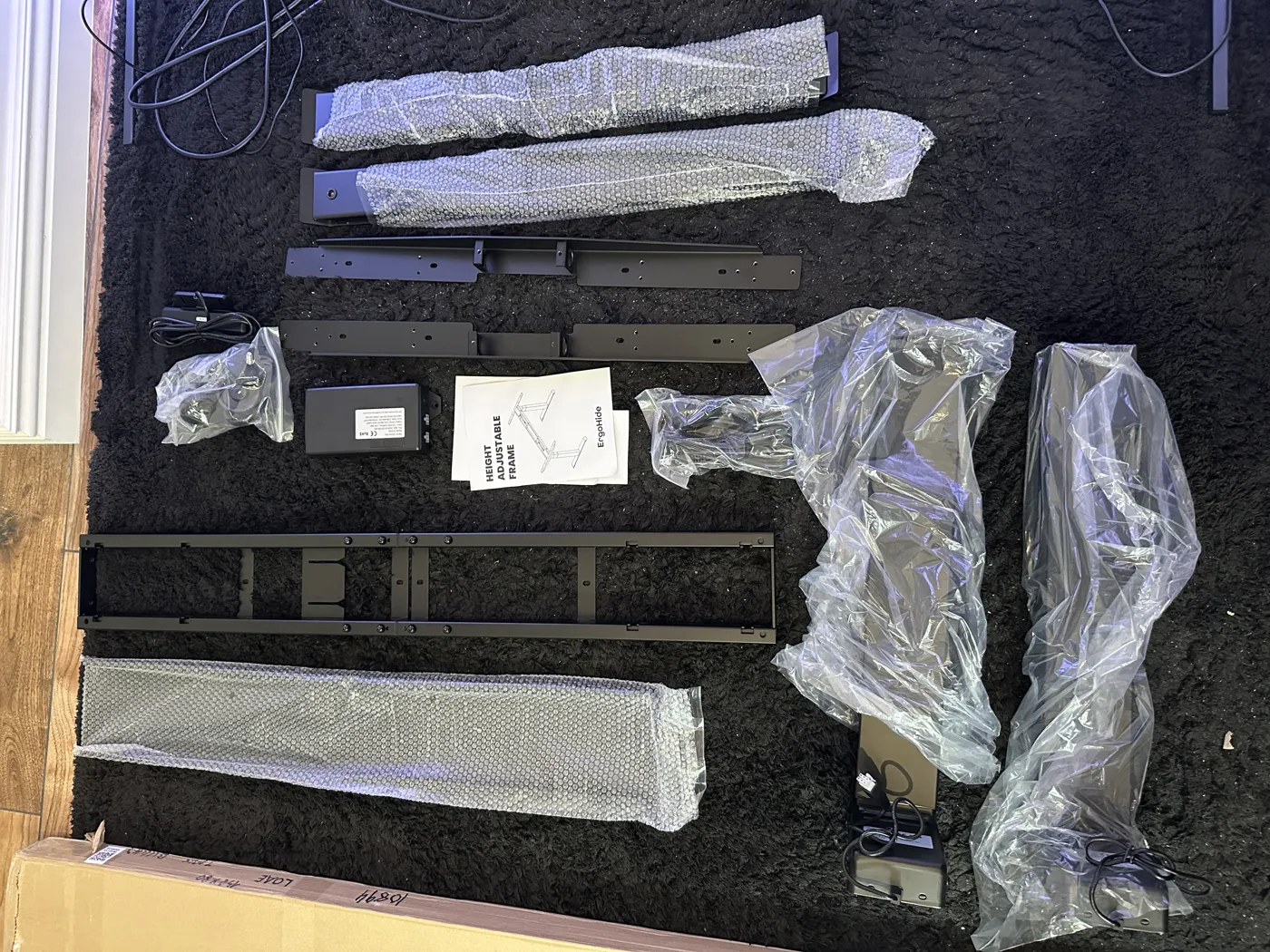 Pièces du piètement réglable Ergohide déballées avant le montage