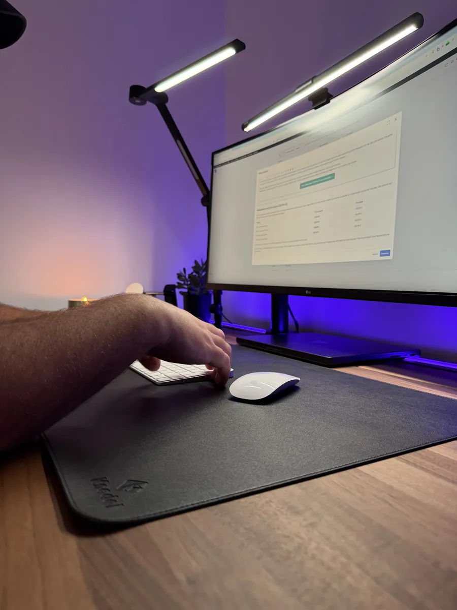 Travail au clavier sur le plateau ergonomique Ergohide, avant-bras soutenus