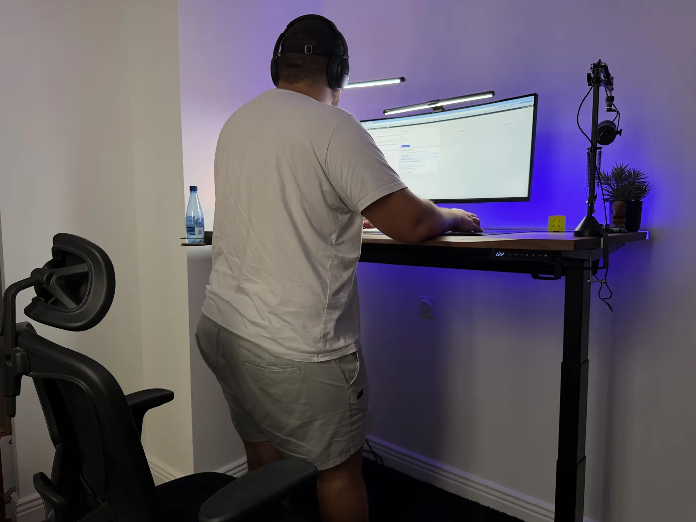 Travail en position debout sur le bureau Ergohide réglé en hauteur