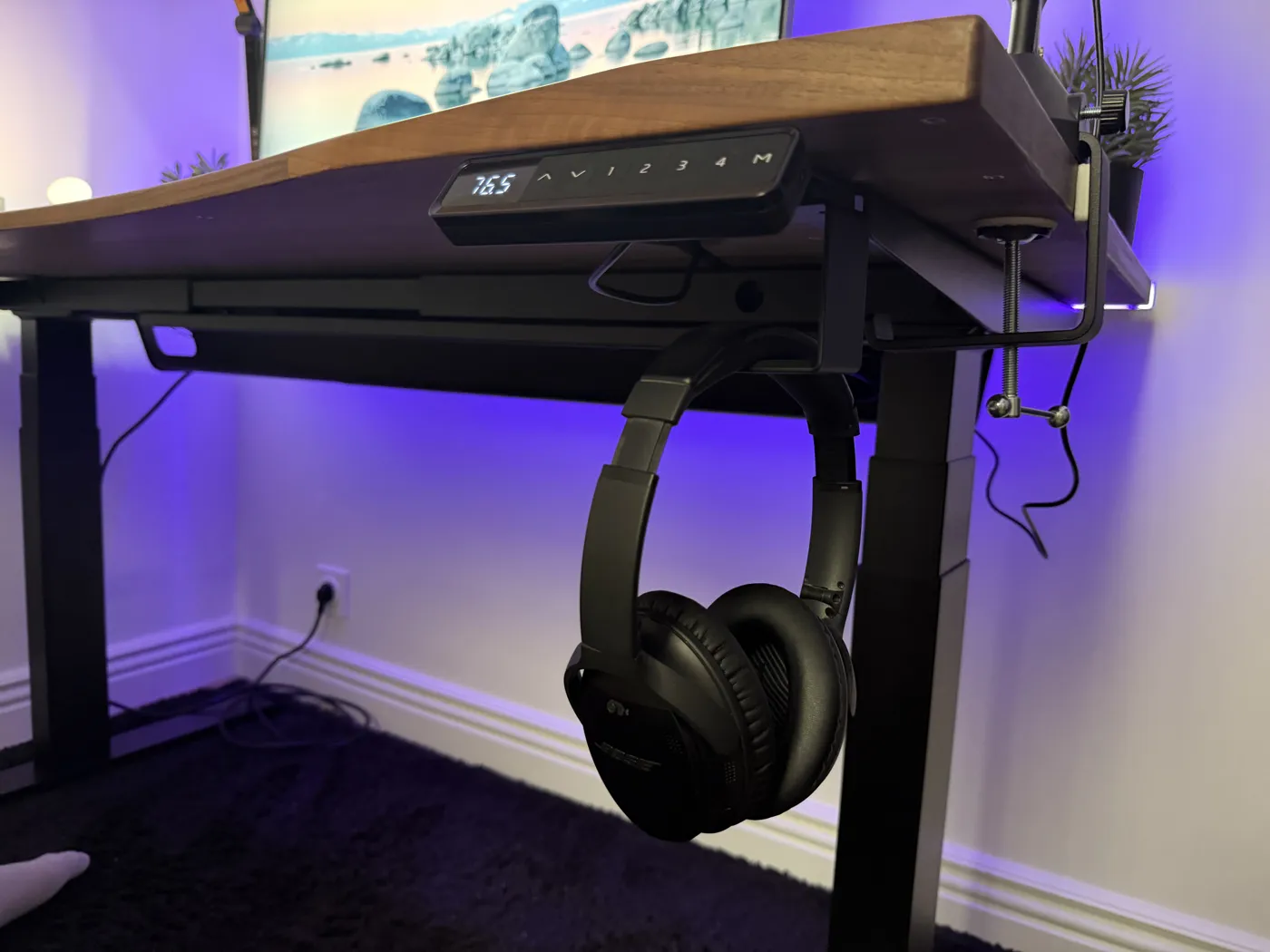 Support de casque Ergohide fixé sous le plateau, casque suspendu
