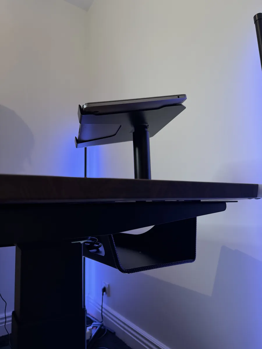 Support pour ordinateur portable Ergohide fixé dans la découpe du plateau
