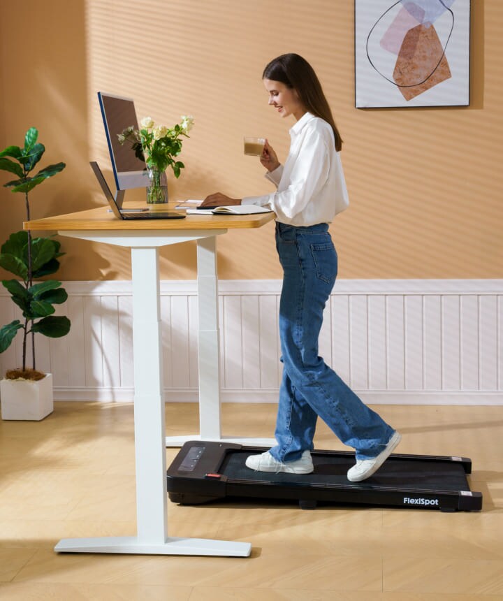 Bureau assis debout Flexispot E7 Pro Max, cadre blanc, en position debout