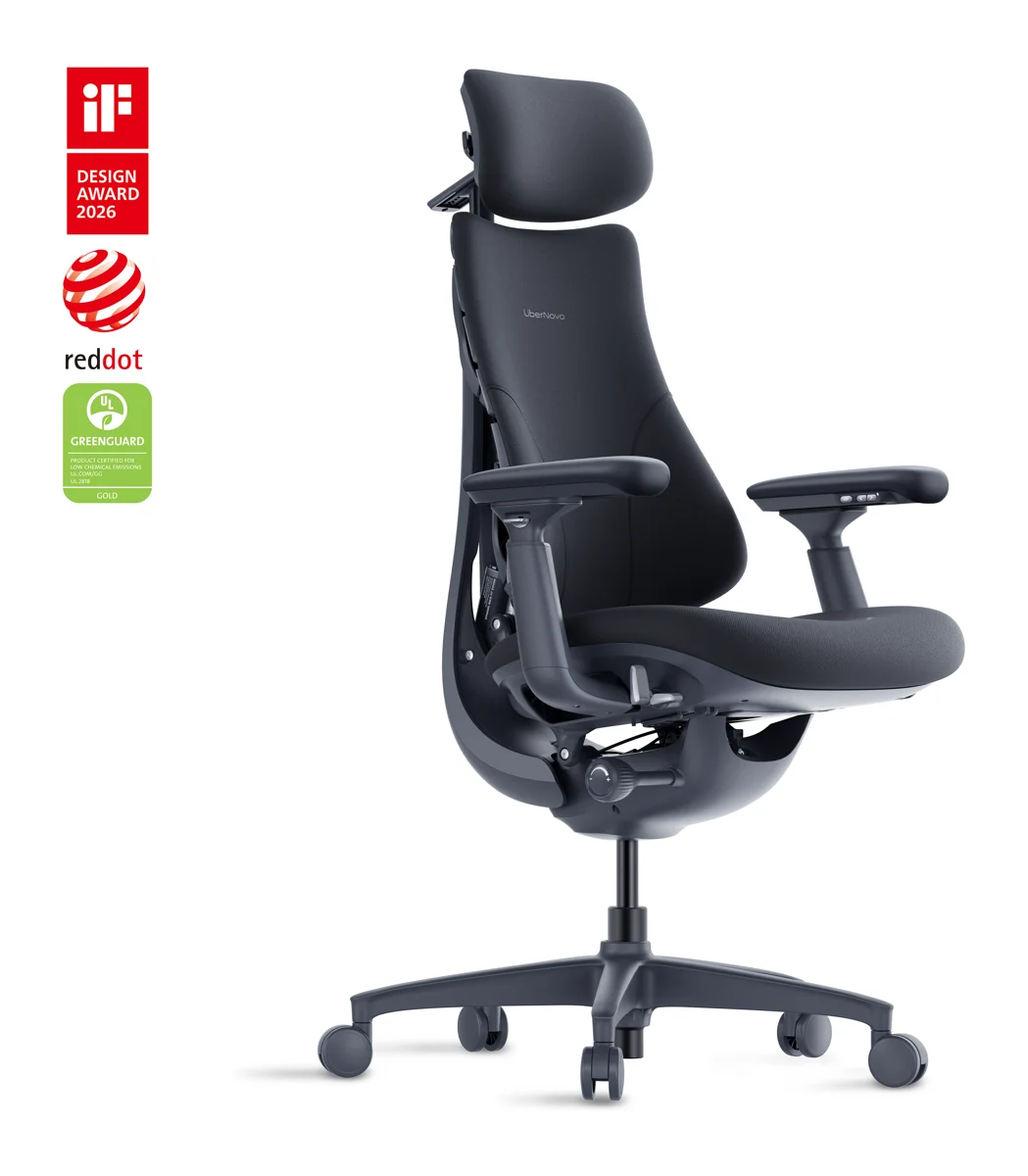 Chaise ergonomique dynamique LiberNovo Omni vue de trois quarts, avec appui-tête et accoudoirs 4D
