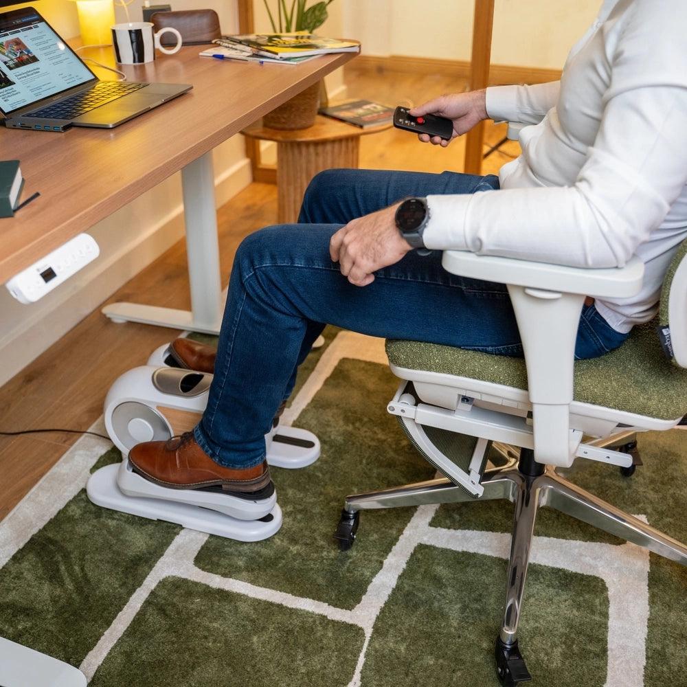 Pédalier de bureau utilisé assis sous un bureau assis debout