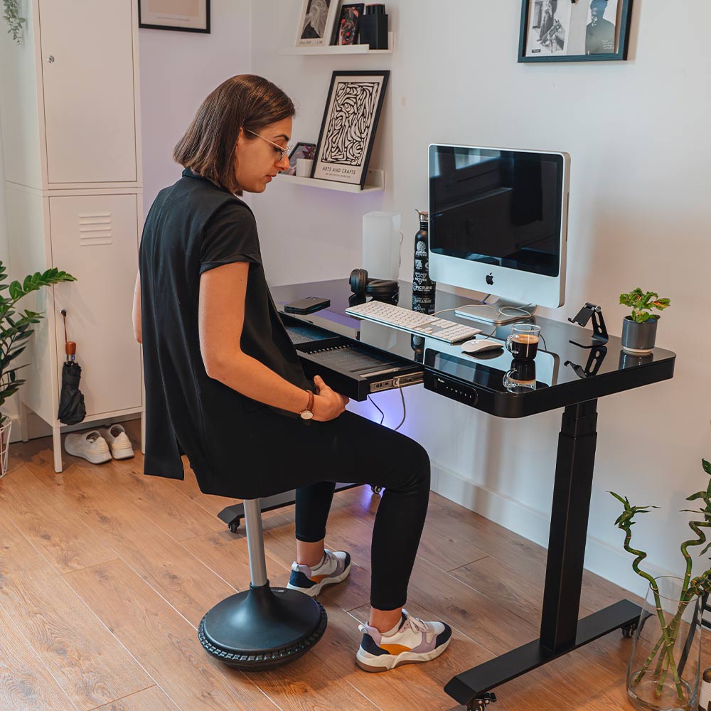 Tabouret assis debout Kqueo Wooble devant un bureau réglable